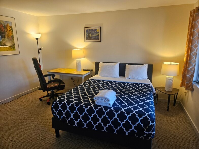 queen size bed - 4654 Charleston Ter NW