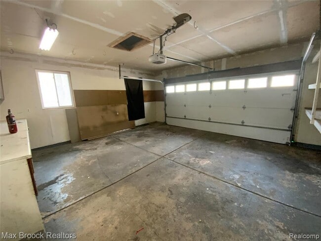 Building Photo - 5715 Sunnycrest Dr