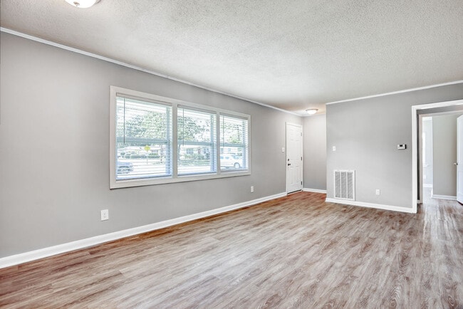 Building Photo - 2210 N Fernwood Dr