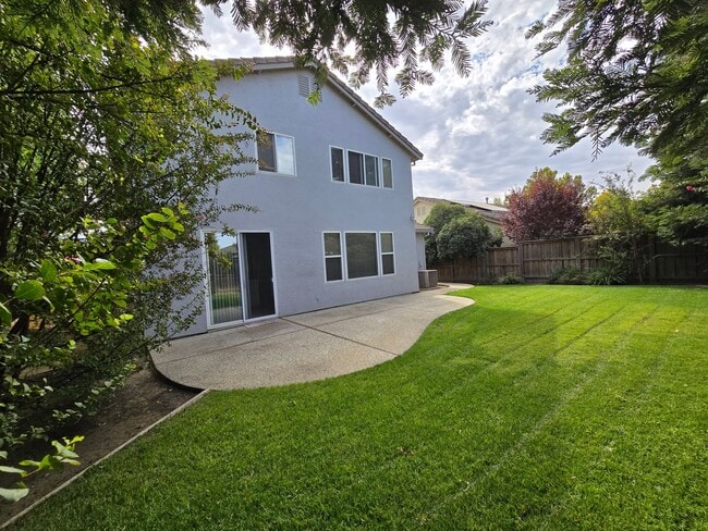 Building Photo - Wonderful 4 bedroom 3 full bath in the Wildhorse Golf Course Community.