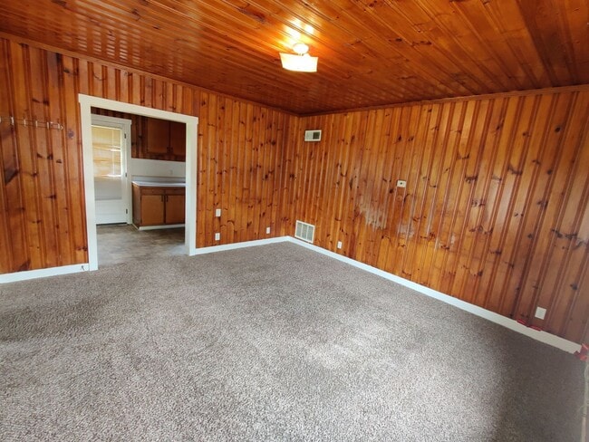 Building Photo - 402 E Walnut St