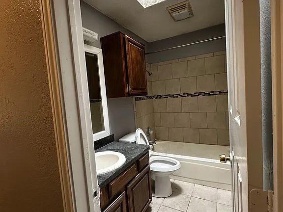 Building Photo - "Charming 3-Bedroom Haven with 2 Full Baths in Everman, TX - 1398 Sq Ft of Comfort!"