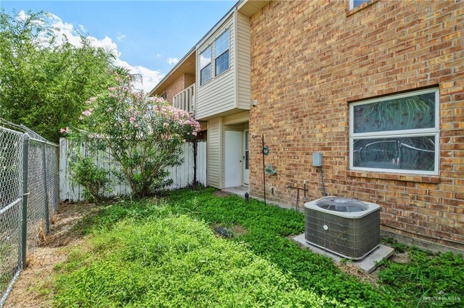 Building Photo - 15 Evergreen Ave