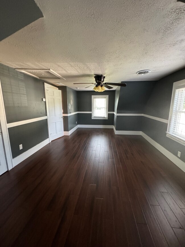 Building Photo - 129 Laurel Rd