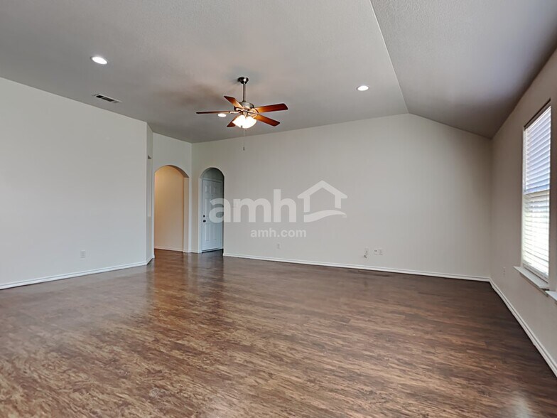 Building Photo - 924 Mesa Vista Dr