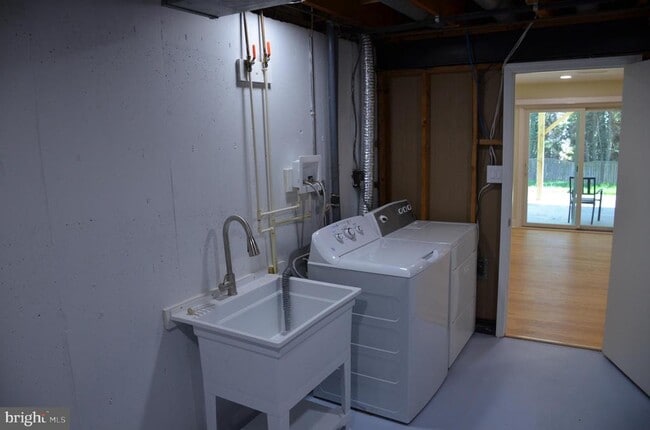 Building Photo - 9012 Paddock Ln