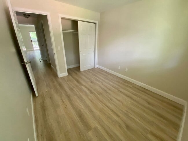 Building Photo - Bright & Remodeled 2BD/1BA 2nd Floor Quarr...