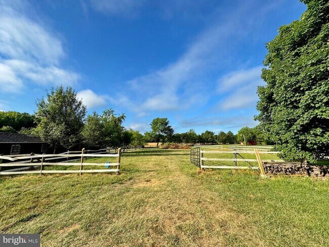 Building Photo - 8530 Wedding Dr
