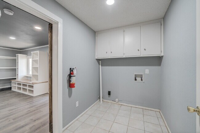 Building Photo - Spacious 3 bed 2 bath with Large Bonus Room!!