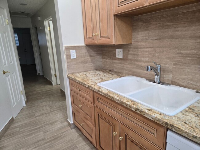 Building Photo - Completely Upgraded 2 bedroom Condo in Riverside