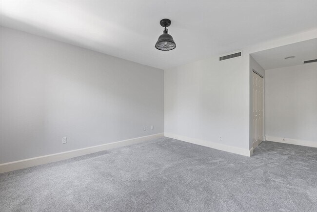 Building Photo - 403 Marlborough St