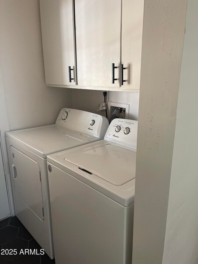Building Photo - 106 E Linda Ln