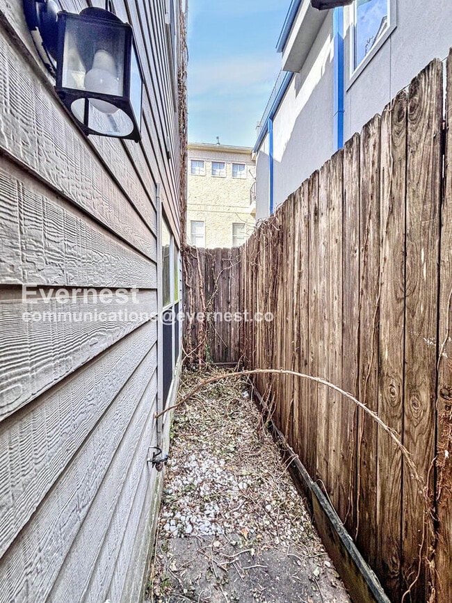 Building Photo - 2244 La Branch St