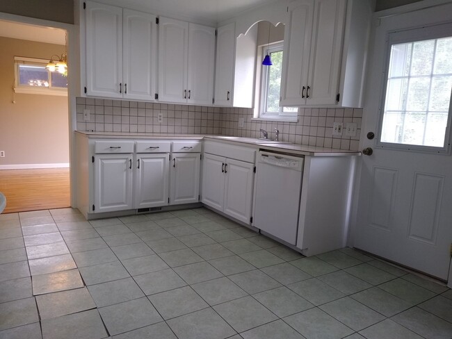 Building Photo - Stunning 4 bedroom 2 bath Virginia Village...