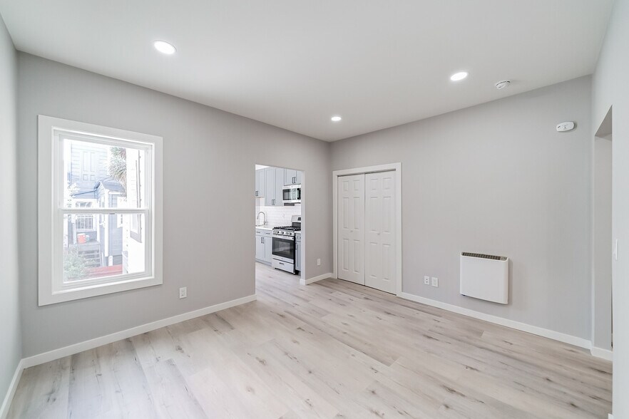 Building Photo - 429 Linden St