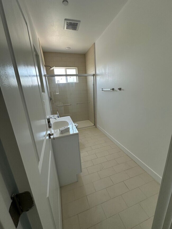 Building Photo - 165 W 75th St