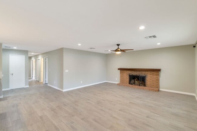 Building Photo - Prime ASU-Area Property: 6-Bedroom Pool Home with 2-Car Garage