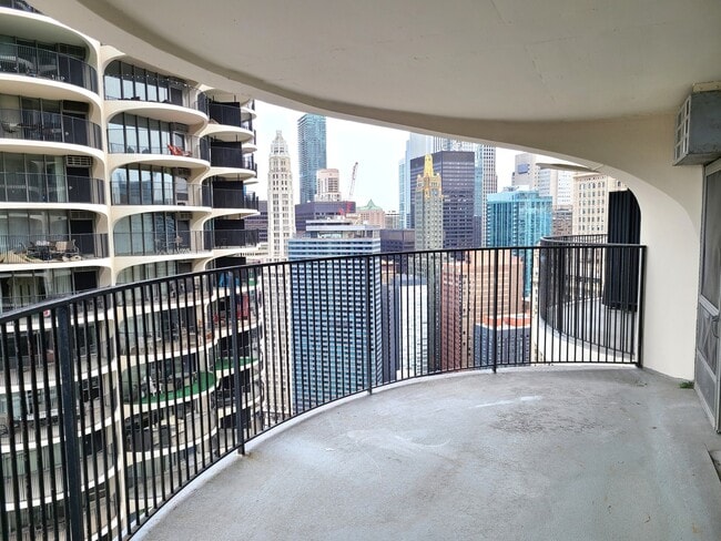 Building Photo - 300 N State St