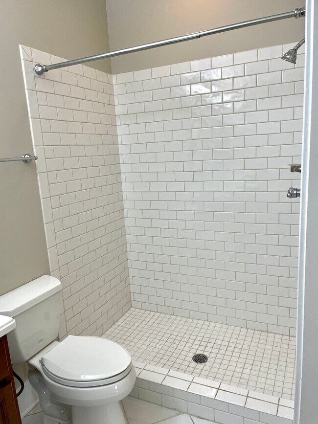 Building Photo - Lakeside Living in Loudon