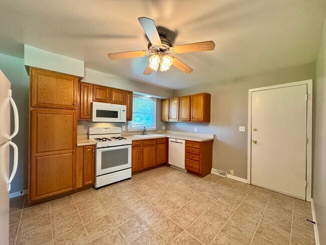 Building Photo - 305 N Brookshore Dr