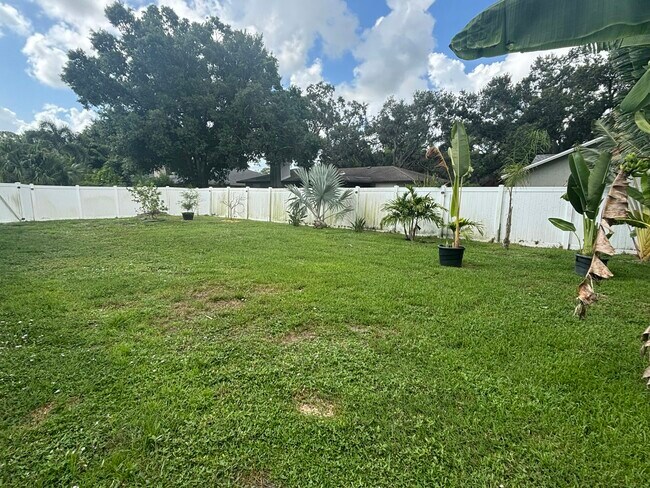 Building Photo - 4250 Marlowe Dr