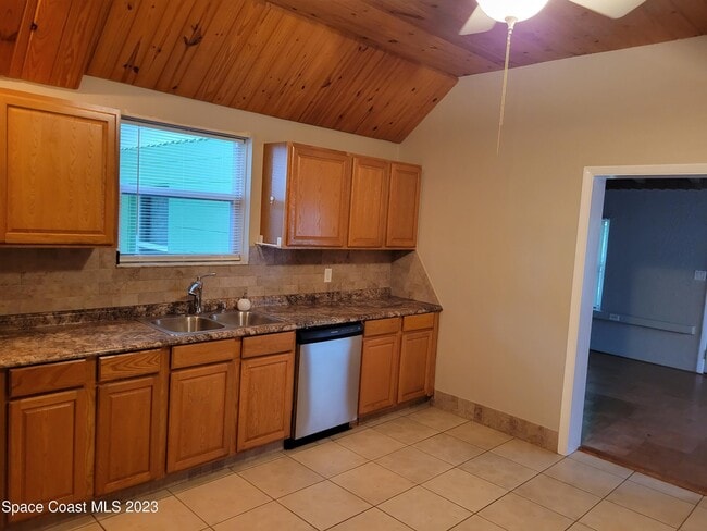 Building Photo - 874 Spiller St