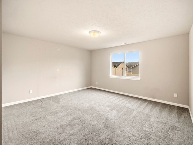 Building Photo - Spacious 5-Bedroom Home with Private Yard & Parking in Spokane