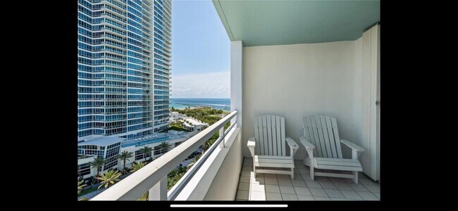 Building Photo - 400 S Pointe Dr