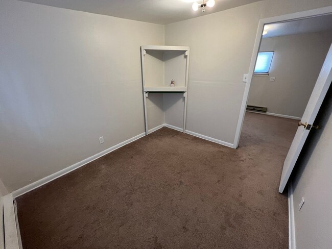 Building Photo - 2-3 Bedroom 1 Bath House with Washer and D...