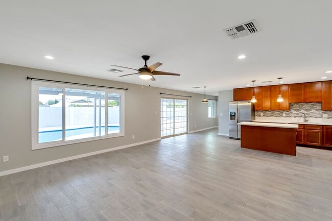 Building Photo - Prime ASU-Area Property: 6-Bedroom Pool Home with 2-Car Garage