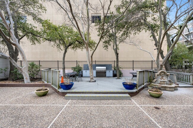 Building Photo - 5150 Hidalgo St