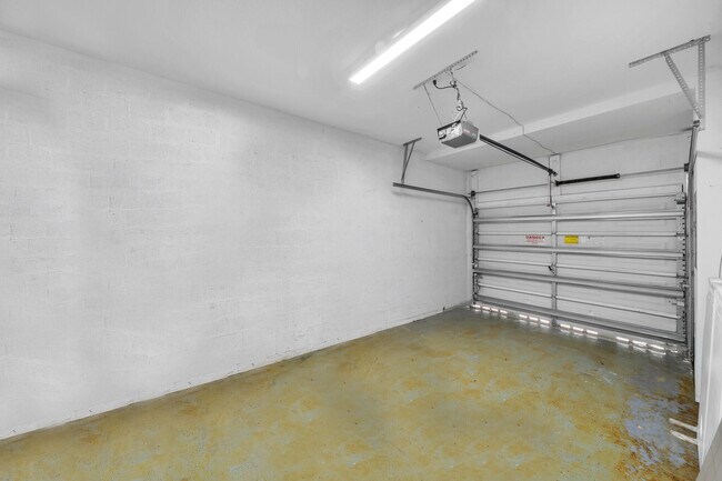 Building Photo - 6086 Seminole Gardens Cir