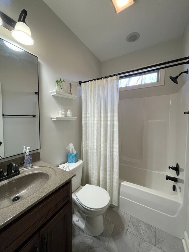Building Photo - Fully Furnished, Short Term Rental, 1 Mont...
