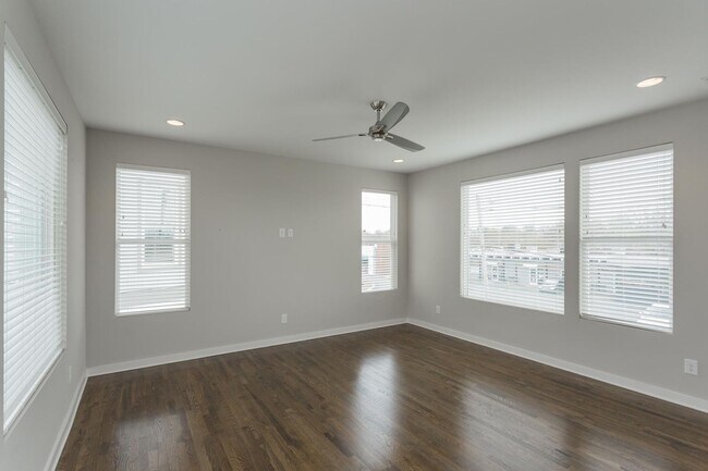 Building Photo - East Nashville with Roof-top Deck and 2 car garage!!