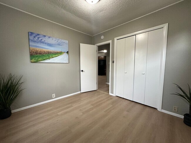Building Photo - Renovated 2 bed, 1 bath home for rent in W...