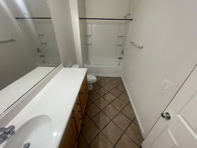 Building Photo - Upgraded 2 Bedroom Condo W/ 1 Car Garage N...