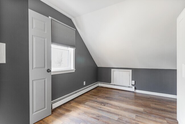 Building Photo - 33 Exeter Rd