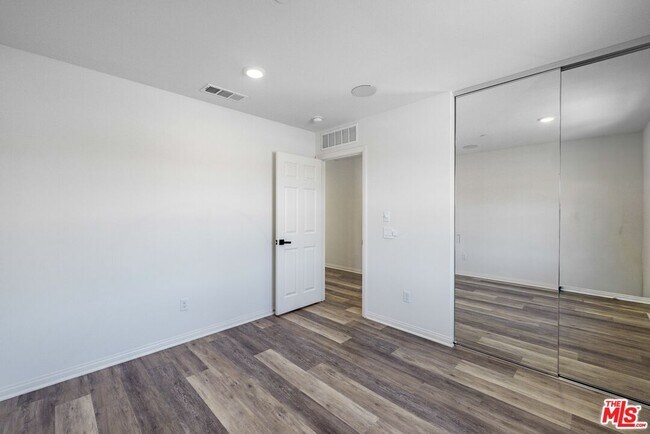 Building Photo - 27639 Sawtooth Ln