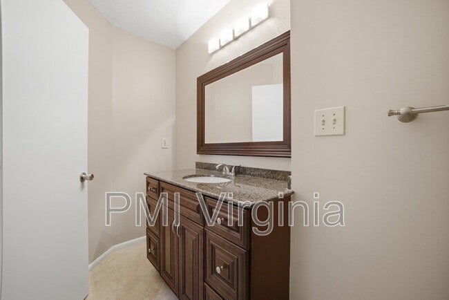 Building Photo - 5140 Glenwood Way