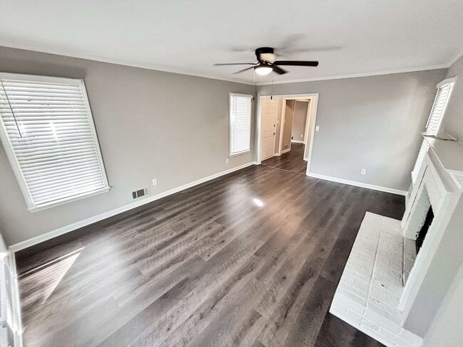 Building Photo - Charming Updated 2BR/2BA Duplex Close To E...