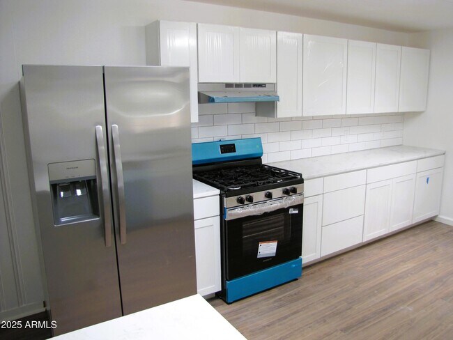 Building Photo - 947 S Cardinal Ave