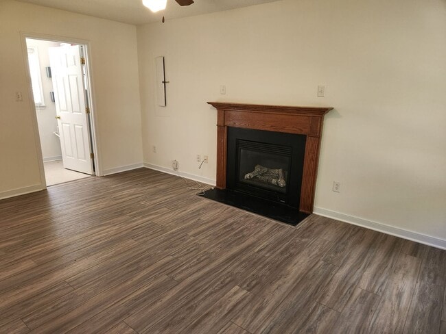 Building Photo - Chesterfield 4 bedroom 3 Full Bath Home-Be...