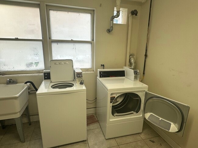 Building Photo - 6801 W Montrose Ave