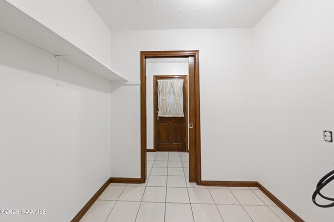 Building Photo - 102 Wisteria Dr