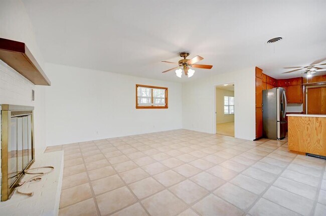 Building Photo - 922 Oak Ln