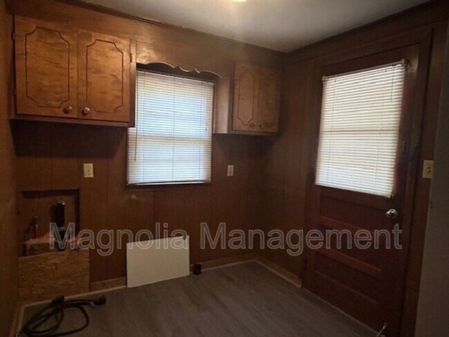 Building Photo - 930 Buckhorn St