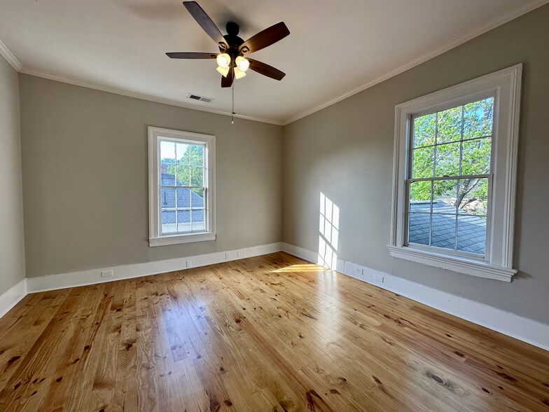 Building Photo - 983 Maple St