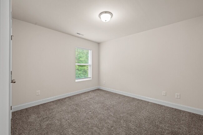 Building Photo - Spacious 4-Bedroom Retreat with 2.5 Baths ...