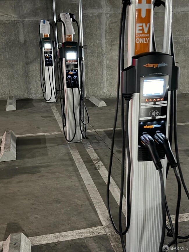 Building Photo - 260 King St