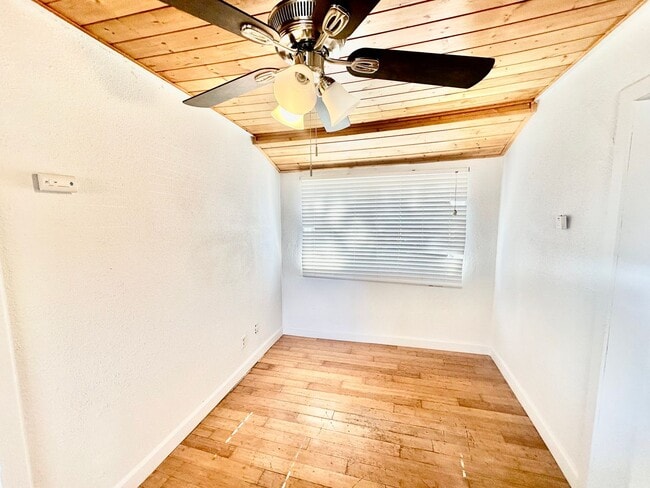 Building Photo - 2/2 With Bonus Room